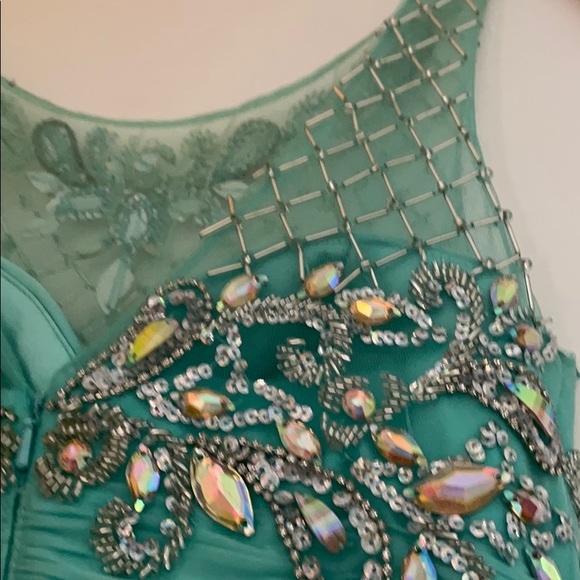 Formal green gown w/ protective bag - Picture 8 of 10